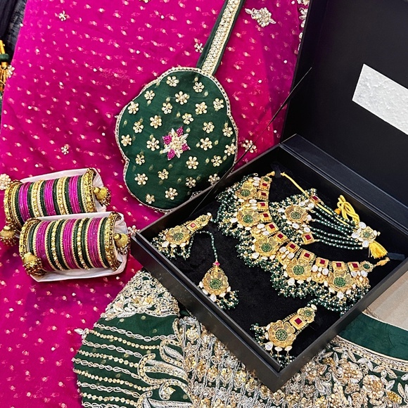 PAKISTANI/INDIAN WEDDING ATTIRE - Picture 4 of 5